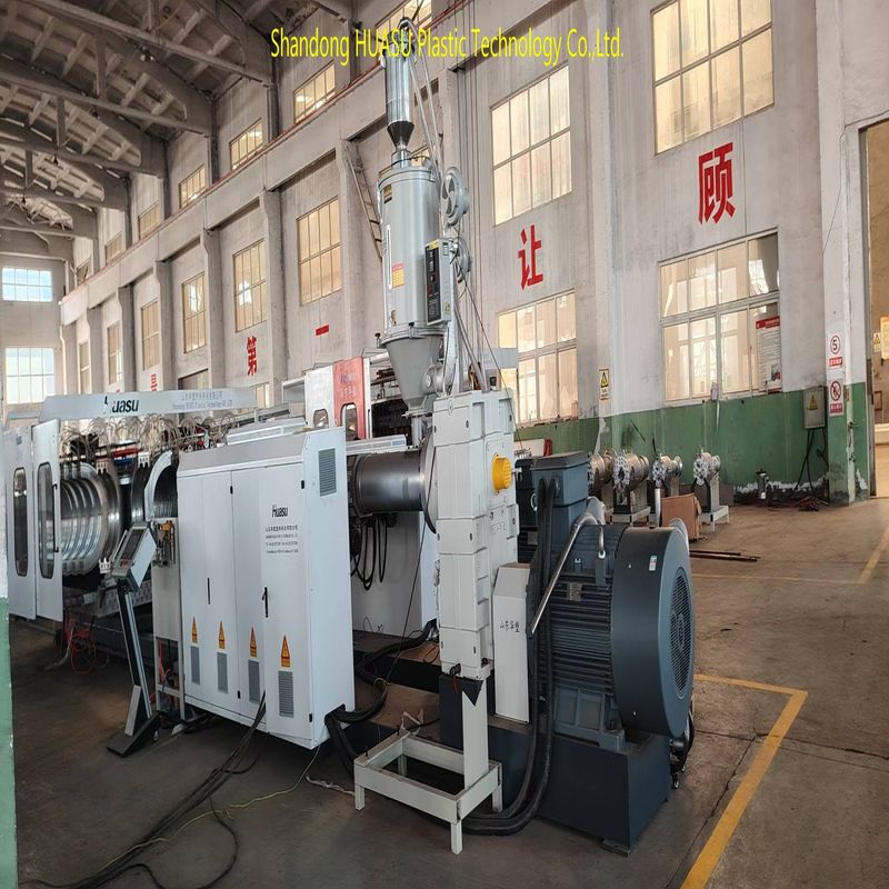 Настраиваемая линия экструзии гофрированных труб с двойными стенками производительностью 60-2000 кг/ч с системой Siemens PLC и горизонтальным гофратором