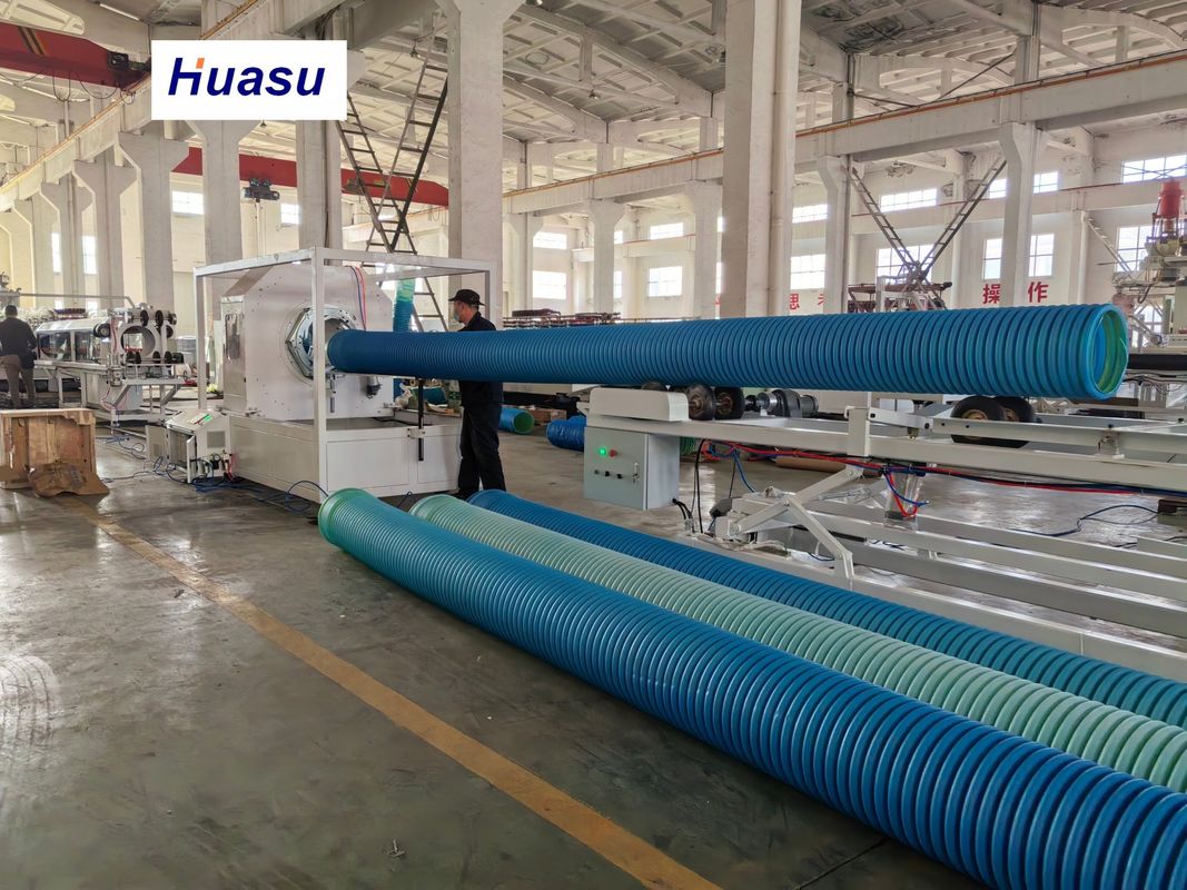 Автоматическая линия по производству труб из ПВХ с диаметром труб 32-1600 мм, пропускная способность 60-2000 кг/ч и система PLC Siemens