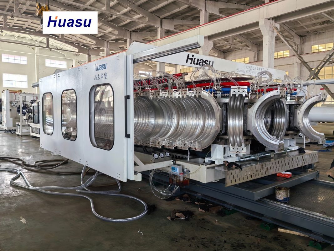 Автоматическая линия по производству труб из ПВХ с диаметром труб 32-1600 мм, пропускная способность 60-2000 кг/ч и система PLC Siemens