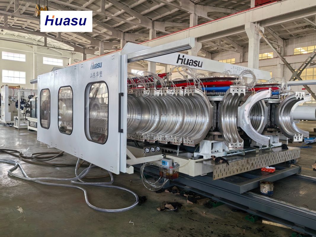 Автоматическая линия по производству труб из ПВХ с диаметром труб 32-1600 мм, пропускная способность 60-2000 кг/ч и система PLC Siemens