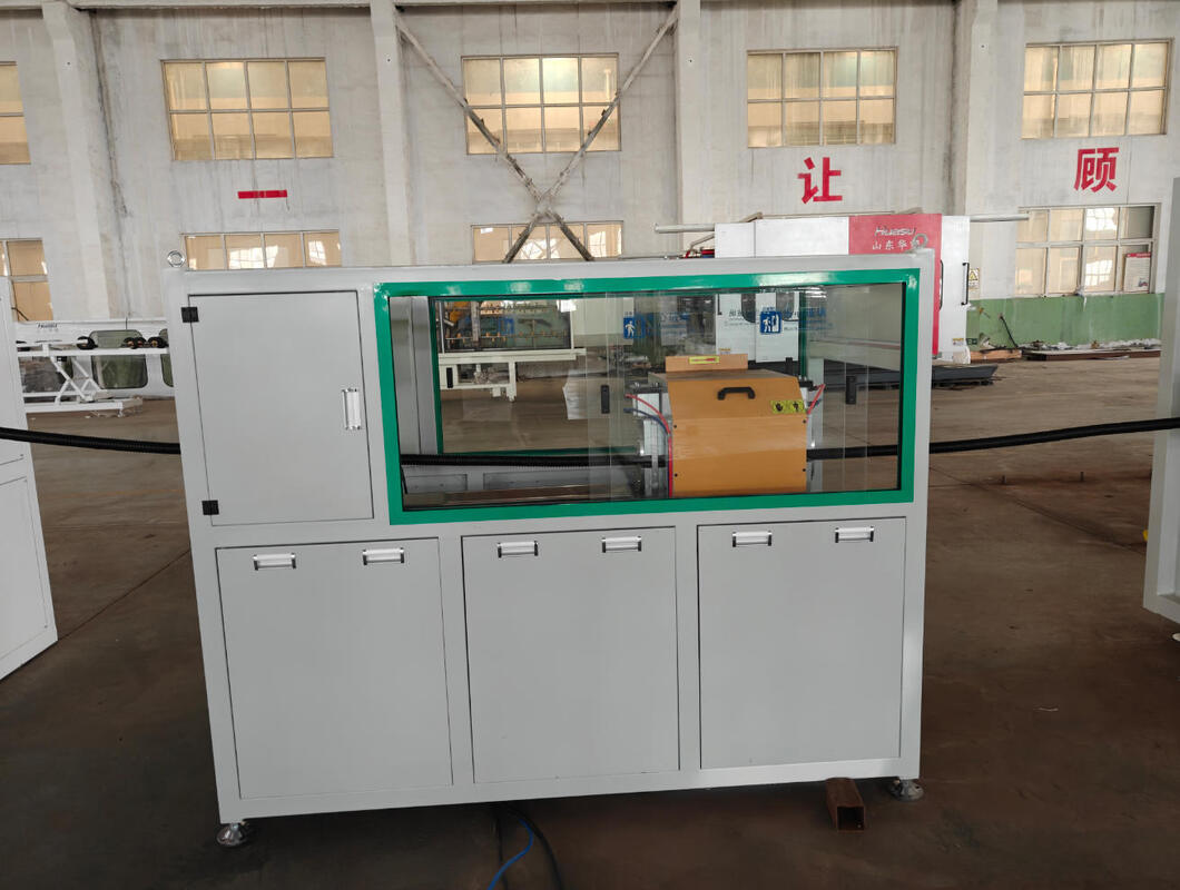 Полностью автоматическая линия экструзии однослойных гофрированных труб с максимальным диаметром трубы 110 мм и производительностью 40-80 кг/ч