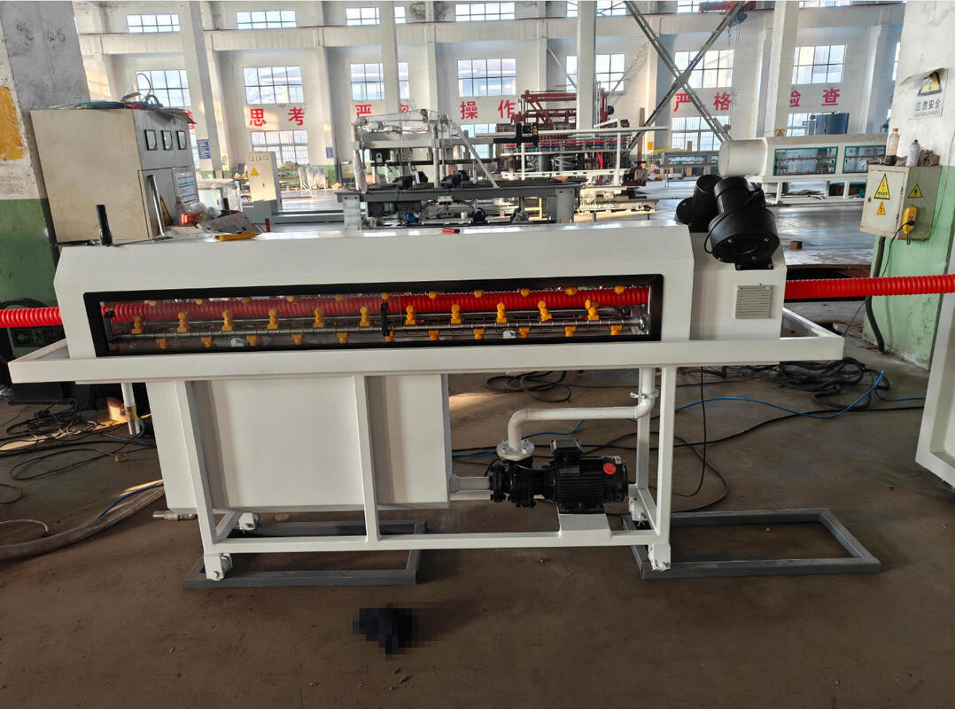 Линия экструзионной трубы с одной стенкой с системой управления PLC для охлаждения водой и основным двигателем Siemens